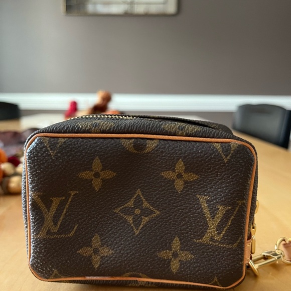 Auth Louis Vuitton Card/Coin Holder Wristlet - Picture 1 of 9